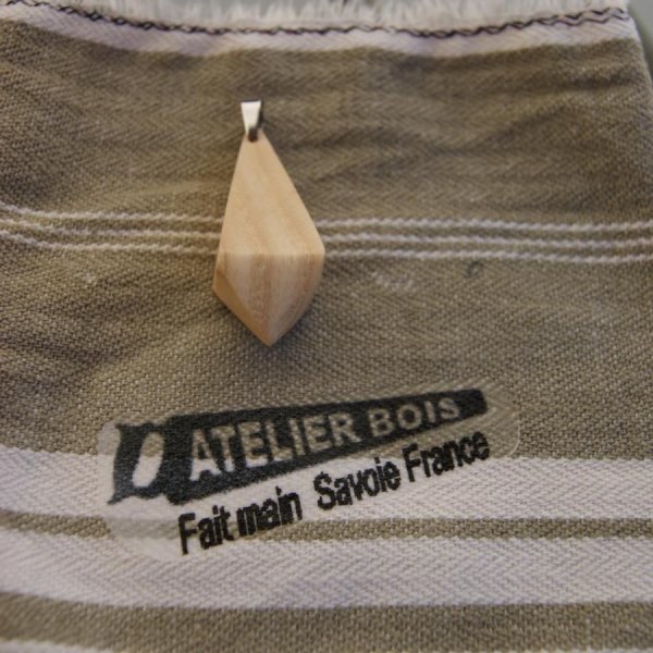 Anh&auml;nger aus gewachstem Eschenholz, handgefertigtes ethisches Schmuckst&uuml;ck, Pyramidenform