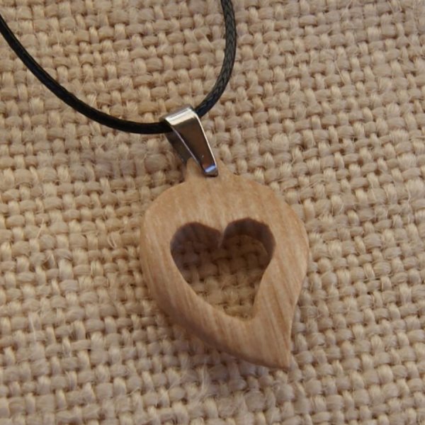 Herzanh&auml;nger aus Eschenholz, Holzhochzeit, Valentinstag, Schmuck aus Holz und Natur handgefertigt