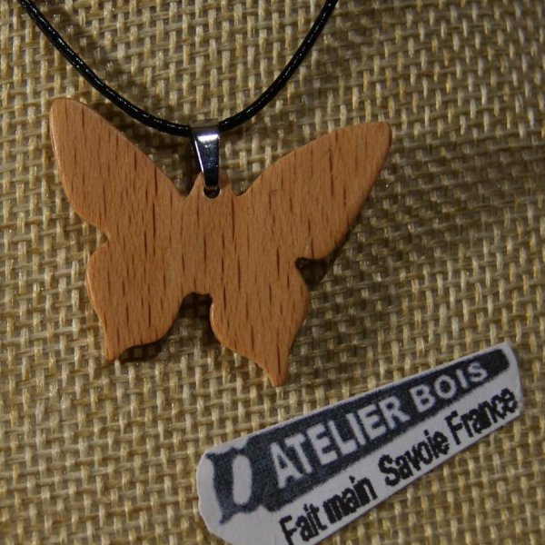Schmetterlingsanh&auml;nger aus Buchenholz Schmuck aus Holz und Natur, handgefertigt
