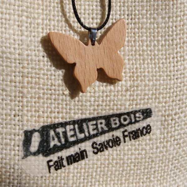 Schmetterlingsanh&auml;nger aus Buchenholz Schmuck aus Holz und Natur, handgefertigt