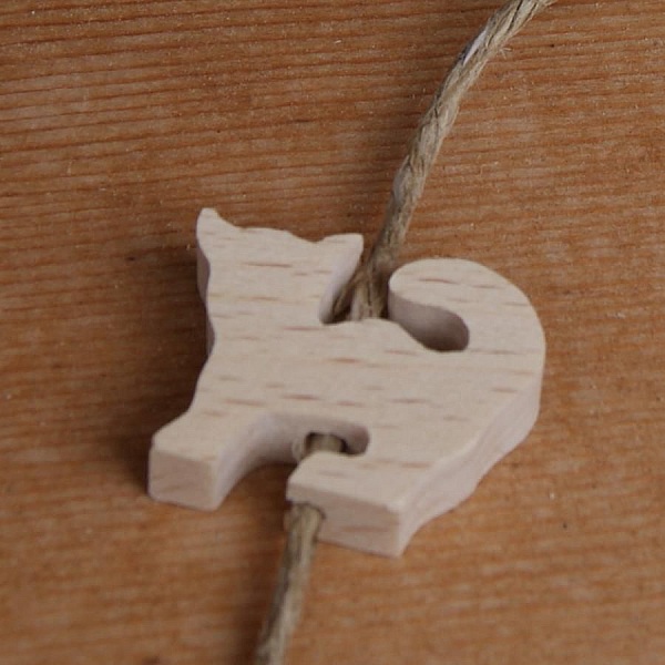 Perle aus Katzenholz, vertikale Bohrung f&uuml;r die Herstellung von Mobiles und Aufh&auml;ngungen aus handgefertigtem Massivholz