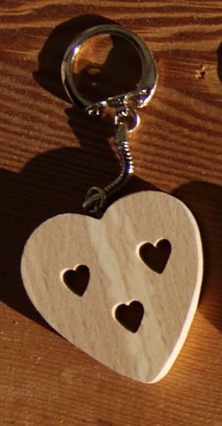 Schl&uuml;sselanh&auml;nger mit Herz und ausgeschnittenen Herzen Valentinstag, h&ouml;lzerne Hochzeit, handgefertigtes Massivholz