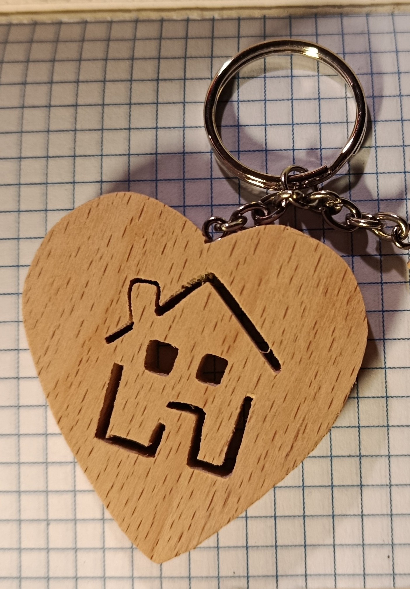 Schlüsselanhänger mit Herz und Hausmotiv, das in das Herz aus massivem Holz geschnitten ist, handgefertigt