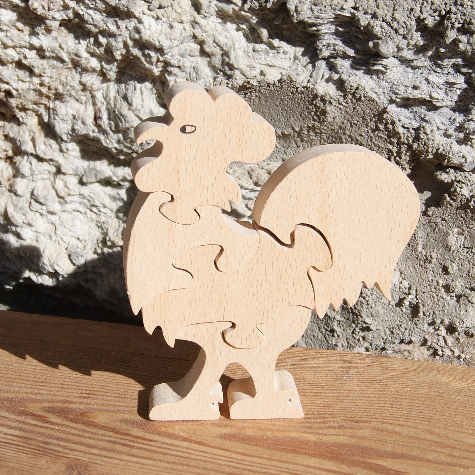 Puzzle en bois de hêtre en forme de coq.