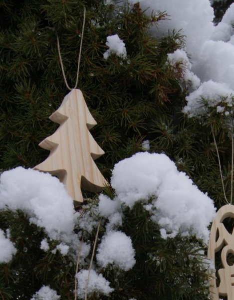 Weihnachtsbaum 10 cm aus Massivholz zum Bemalen zum Aufh&auml;ngen, handgeschnitzt