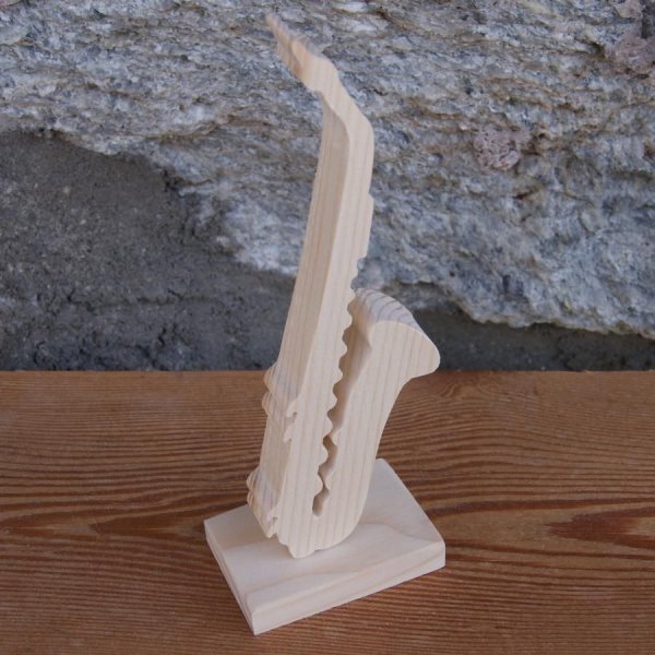 saxophon auf sockel montiert, dekoration tisch hochzeit