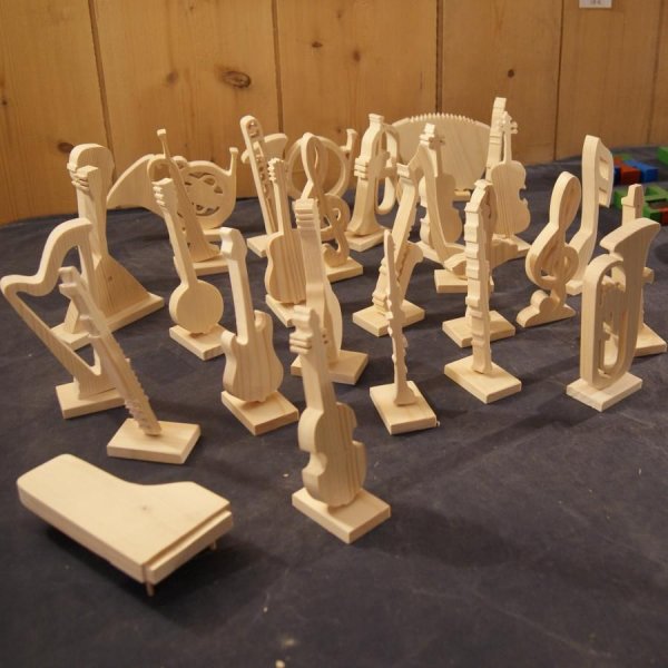 Holztrompete auf Sockel montiert, Musikdekoration, Geschenk f&uuml;r Musiker, Trompeter, handgefertigt