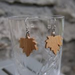 ohrringe ahornblatt aus buchenholz ethischer schmuck aus holz, naturschmuck gewachst, handgefertigt