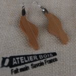 wellenförmiger Ohrring aus Meleze-Holz ethischer Holzschmuck, Naturschmuck gewachst, handgefertigt