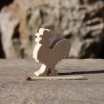 Miniaturfigur Hahn aus Holz, kreative Freizeitgestaltung 
