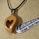 Herzanhänger an verstellbarer Schnur, Schmuck zur Holzhochzeit, Valentinstag