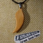 Holzanhänger Feder oder Blatt aus gewachstem Lärchenholz, handgefertigtes ethisches Schmuckstück