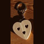 Schlüsselanhänger mit Herz und ausgeschnittenen Herzen Valentinstag, hölzerne Hochzeit, handgefertigtes Massivholz