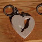 Schlüsselanhänger mit Herz und Delphin, handgefertigt aus Massivholz, Buche