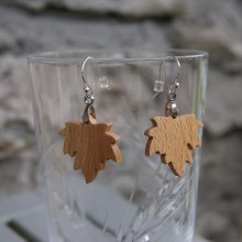 ohrringe ahornblatt aus buchenholz ethischer schmuck aus holz, naturschmuck gewachst, handgefertigt