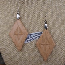 rautenförmige Ohrringe geschnitzt Naturschmuck Massivholz Buche handgefertigt
