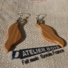 Wellenohrring in If ethischer Holzschmuck, Naturschmuck gewachst, handgefertigt