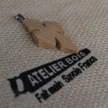 Kreuzanhänger aus gewachstem Eschenholz ethisches Schmuckstück, handgefertigt