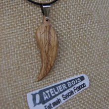 Blattanhänger aus gewachstem Eichenholz, handgefertigter Naturschmuck, ethisches Schmuckstück aus Massivholz, mit Rippen