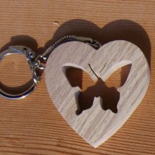 Schlüsselanhänger mit Herz und Schmetterling, handgefertigt aus massivem Buchenholz
