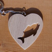 Schlüsselanhänger mit Herz und Fisch als originelles und nützliches Geschenk für einen Angler, handgefertigtes Massivholz