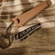 Schlüsselanhänger Säge aus massivem Buchenholz, handgefertigt, ein originelles und nützliches Geschenk für einen Vater, der Heimwerker oder Tischler ist.